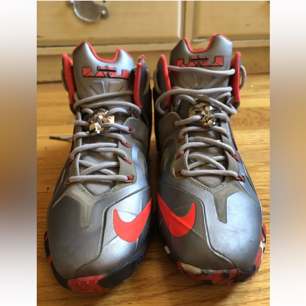Size 8.5 Men Nike Lebron 11 Elite Team